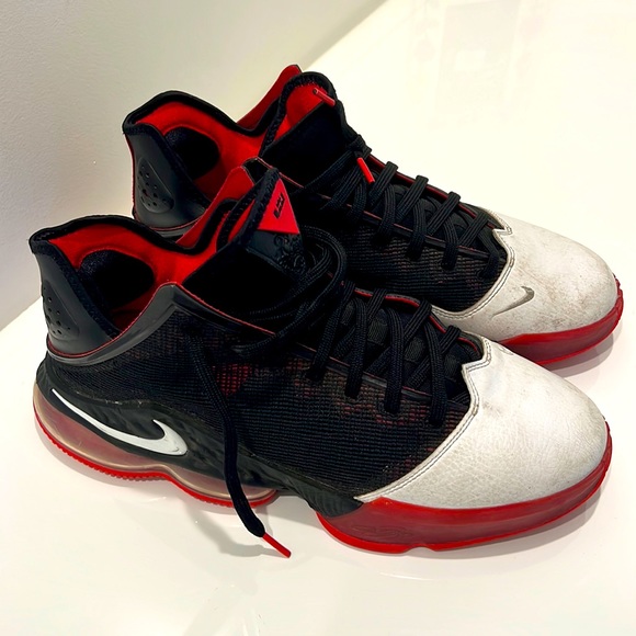 Basketball shoes - Picture 1 of 10